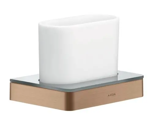 Weißer Zahnputzbecher mit minimalistischer Form auf einer rechteckigen Basis in gebürstetem Rotgold, Marke AXOR.